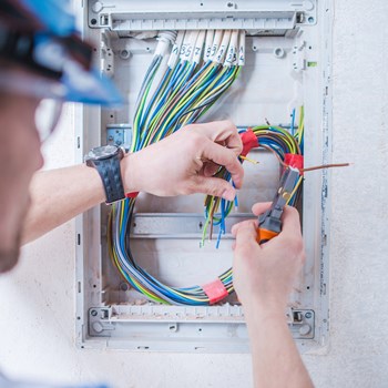 caucasian-electric-technician-pdads3z.jpg